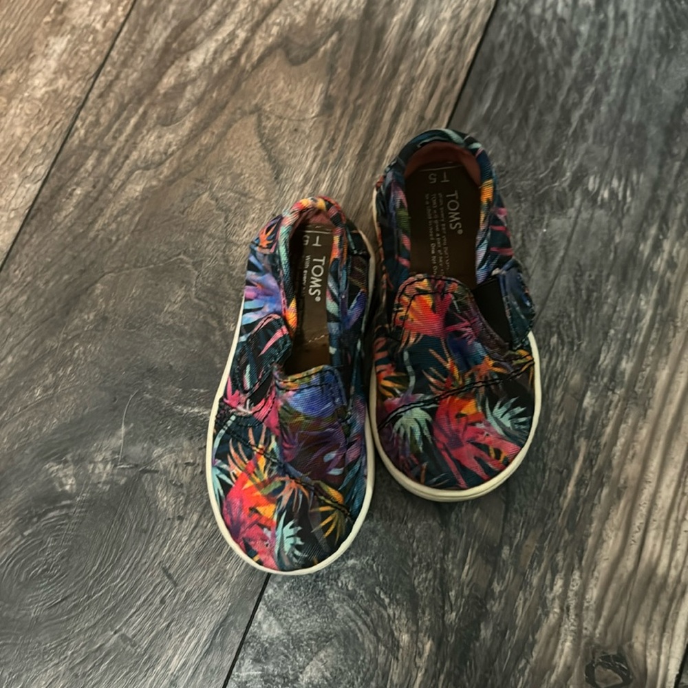 Toddler size 5 TOMS